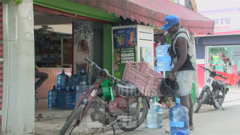 Botellones de agua alcanzan hasta RD$150 en sectores del Gran Santo Domingo