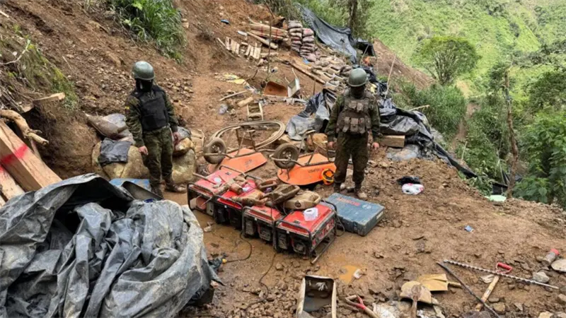 Militares desmantelan 25 campamentos de minería ilegal en el norte de Ecuador