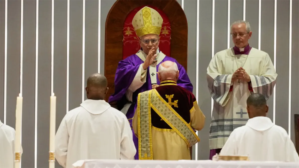 El papa lamenta el uso de la religión para justificar las guerras, en misa en Estambul