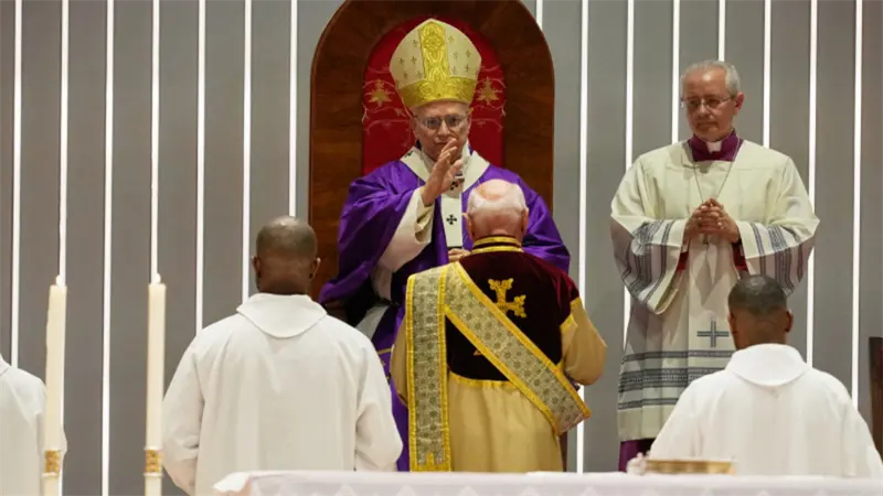 El papa lamenta el uso de la religión para justificar las guerras, en misa en Estambul