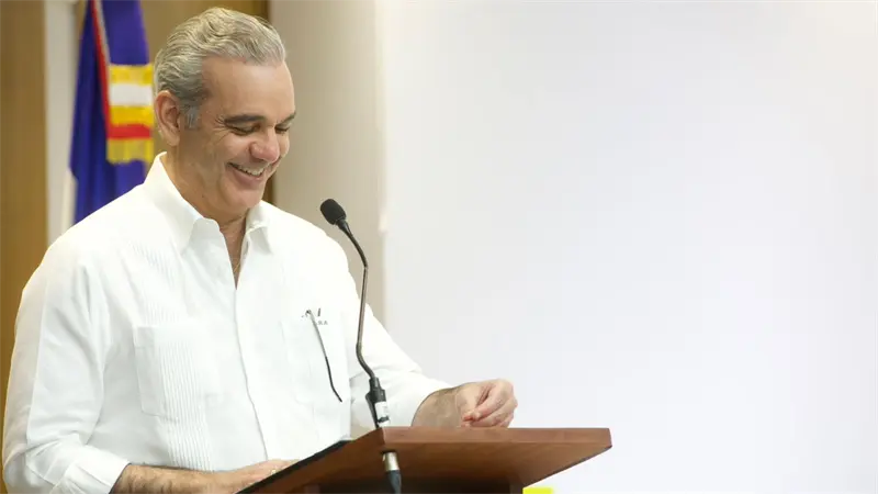 Abinader proclama una "República policéntrica"; recibe reconocimiento por sus inversiones en Santiago