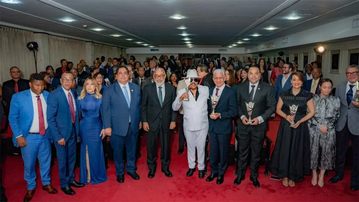 Presidente del Senado recibe reconocimiento por su gestión y aportes legislativos en República Dominicana