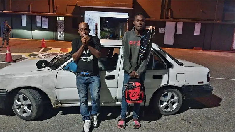 Detienen dos ciudadanos dominicanos por transportar extranjeros indocumentados en San Juan de la Maguana