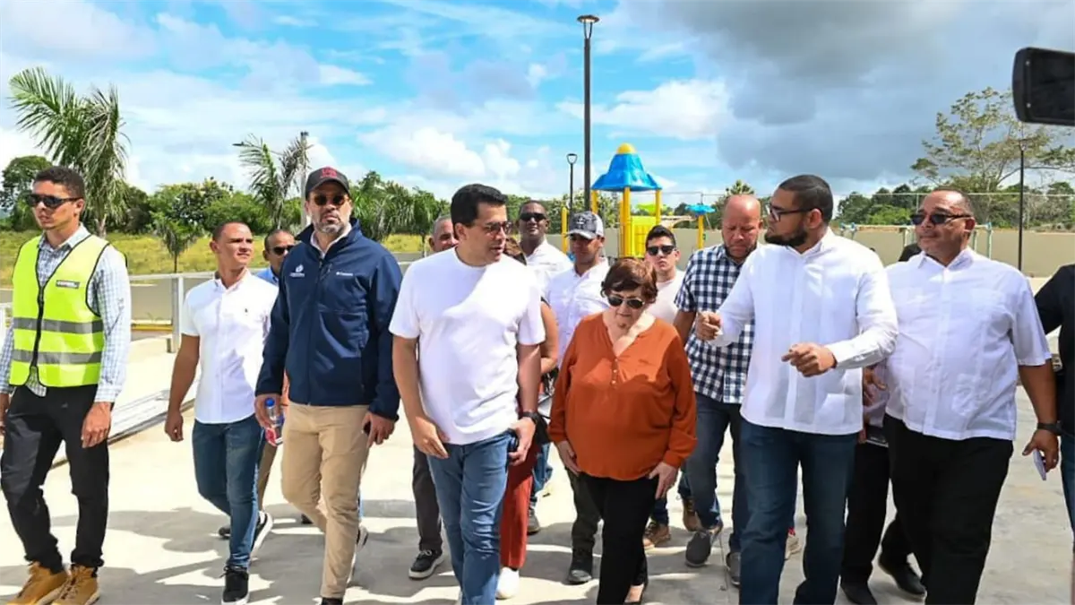 Ministro Collado supervisa trabajos en la plaza cultural