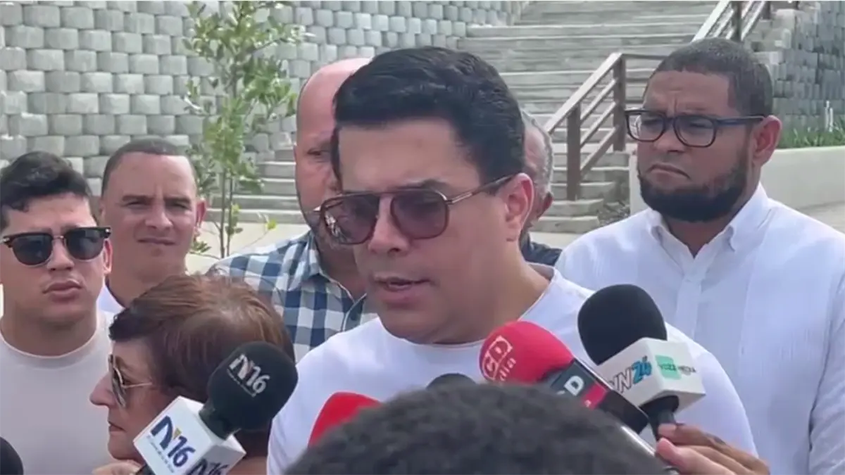 Ministro de Turismo, David Collado, ofreciendo declaraciones en Miches.