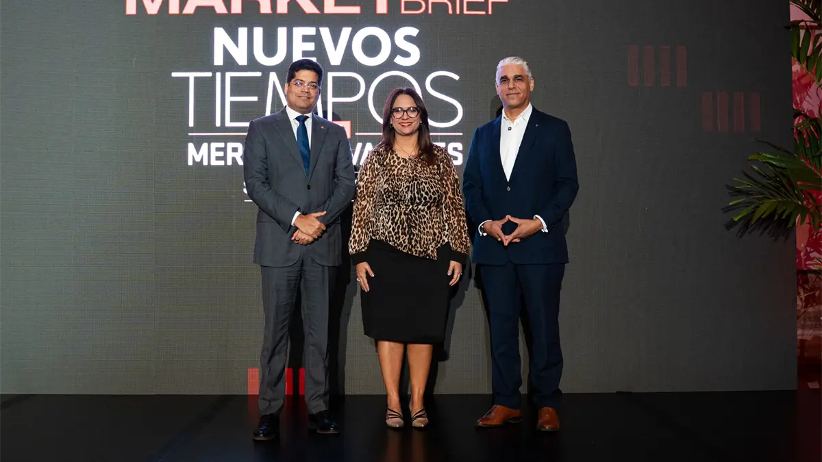 Desde la izquierda, Rafael E. Izquierdo, presidente ejecutivo de Grupo Universal; Katty Cepeda, directora ejecutiva de la Asociación de Puestos de Bolsa y Javier Guerrero, presidente ejecutivo de Primma Valores.