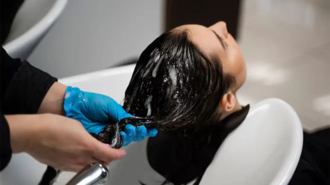 ¿Cuánto gasta en promedio una mujer en el salón de belleza?