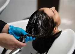 ¿Cuánto gasta en promedio una mujer en el salón de belleza?