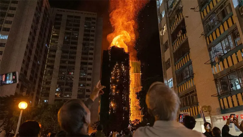 El incendio en Hong Kong deja 151 muertos y 13 arrestados por homicidio imprudente