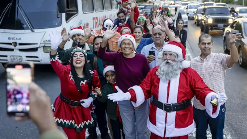 Caracas celebra su tradicional Santa navideño en medio de la tensión con EE.UU.
