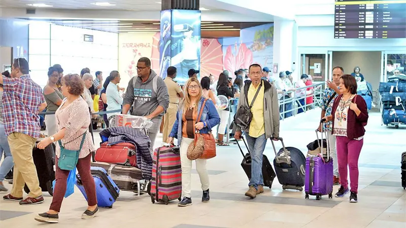 Gracia navideña beneficia a familias dominicanas, pero afecta comercio