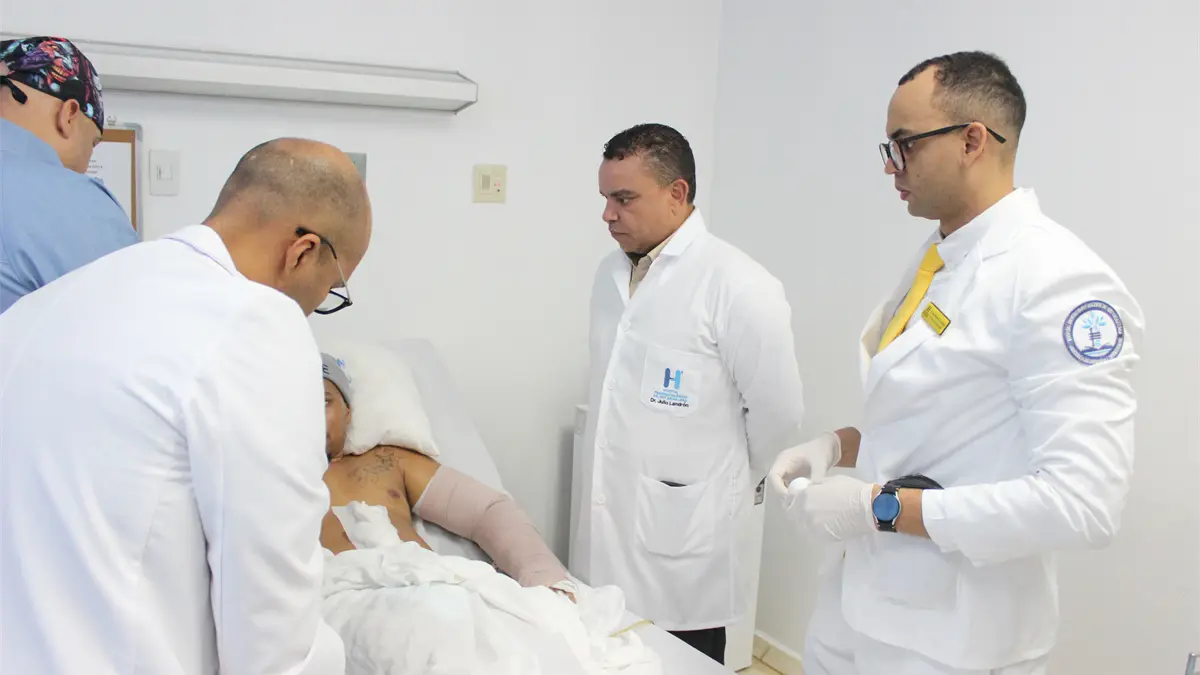 Ney Arias Lora da de alta a paciente que resultó herido en la Fiscalía de SDE