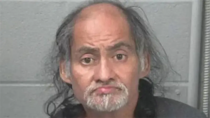 Allanó una casa, abrió los regalos y se quedó dormido