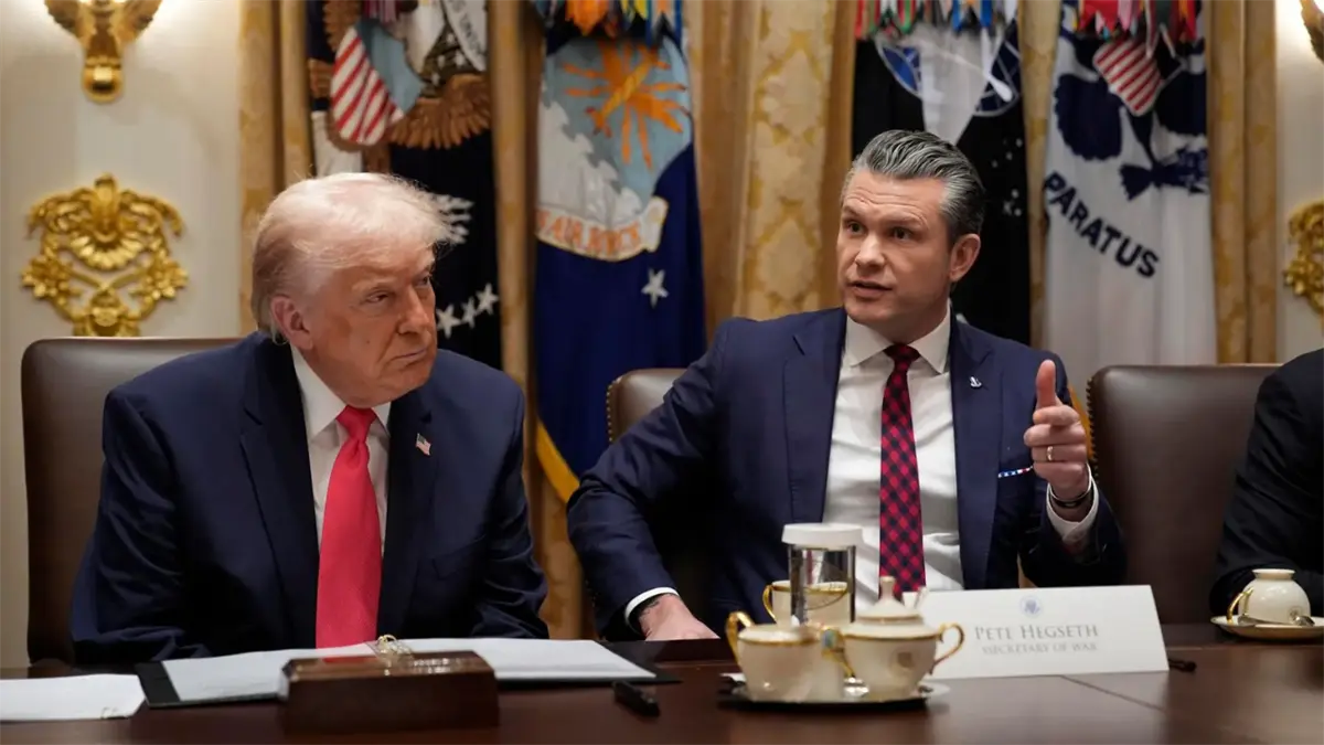 Secretario de Guerra de EE.UU., Pete Hegseth junt al presidente Trump.