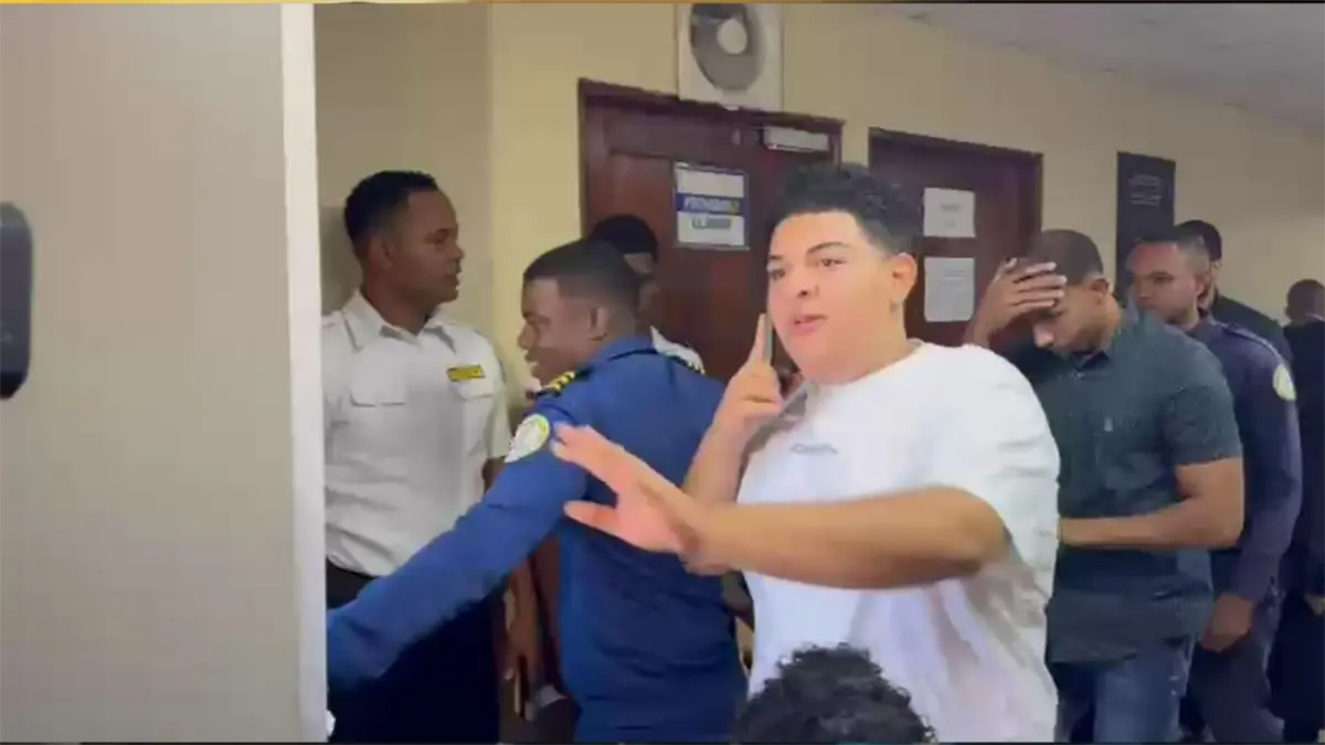 Los familiares del imputado trataron de impedir la labor de los reporteros en el lugar.