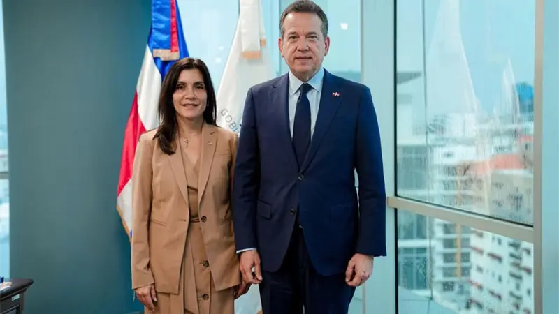 Ito Bisonó recibe a la embajadora de EE. UU. Leah Campos