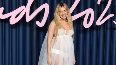 Sienna Miller anuncia su embarazo en la alfombra roja de los British Fashion Awards 2025