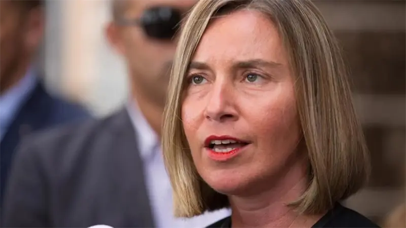 La ex vicepresidenta de la Comisión Europea, Federica Mogherini, entre detenidos por supuesto fraude
