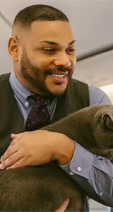 Un gatito perdido interrumpe demostración de seguridad en vuelo en aeropuerto local Un gatito perdido interrumpe demostración de seguridad en vuelo en aeropuerto local