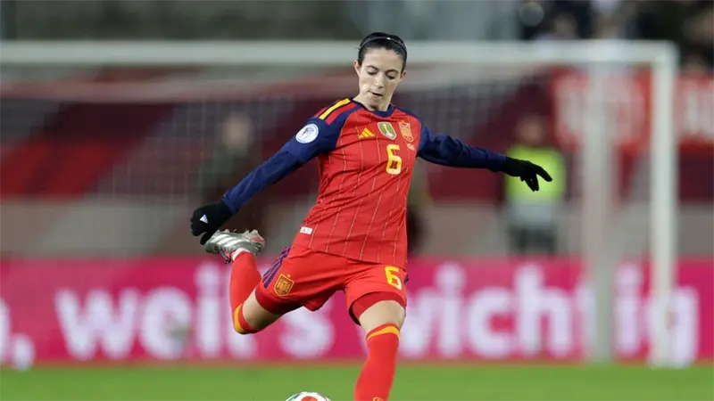 Aitana Bonmatí estará cinco meses de baja tras ser operada de una fractura de peroné