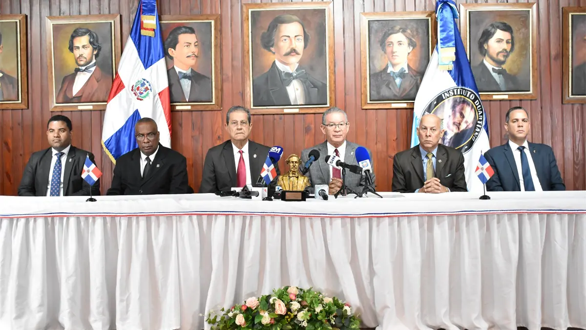 Integran la mesa de honor, desde la izquierda a derecha, Santiago Trinidad, vocal del Instituto Duartiano; Víctor Zabala, gobernador; Jacinto Pichardo, vicepresidente; Wilson Gómez Ramírez, presidente; Eduardo Gautreau, vocal y Junior Torres, miembro.