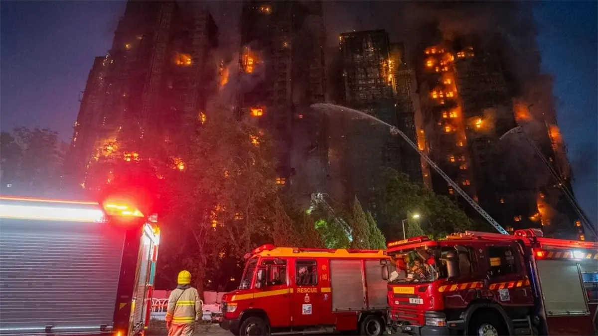 Complejo residencial Wang Fuk Court de Hong Kong incendiado.