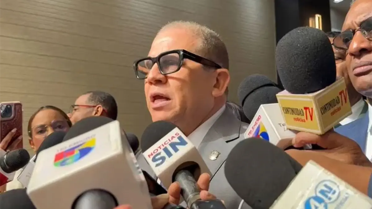 Dirigente de la Fuerza del pueblo ante la prensa sobre la JCE.