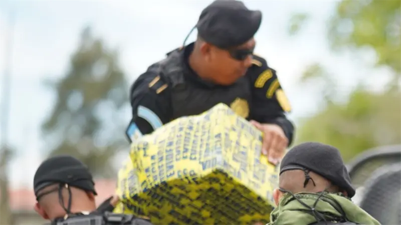 Guatemala captura a tres supuestos narcos y decomisa 867 paquetes de cocaína