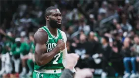 Los Celtics remontan a los Knicks tras reaccionar gracias a Brown y Hugo González