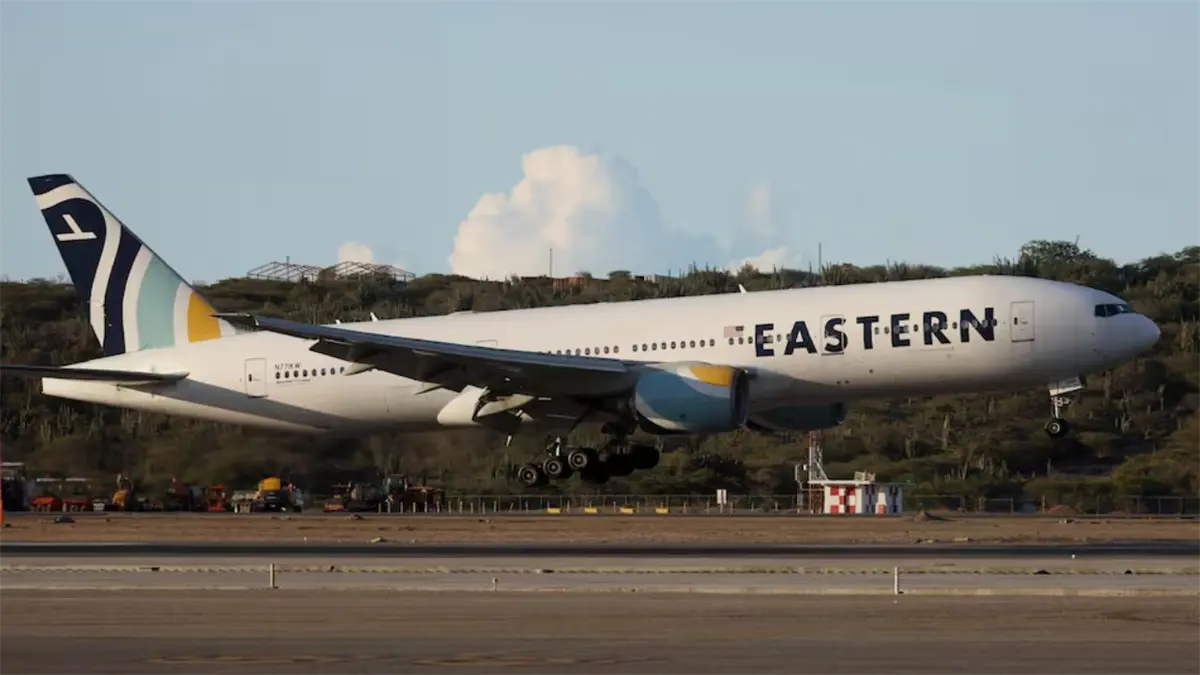 Fotografía que muestra el avión de la aerolínea Eastern que transporta a los migrantes venezolanos provenientes de Phoenix, Arizona, aterrizando en el aeropuerto internacional, Simón Bolívar este miércoles, en Maiquetia (Venezuela). EFE