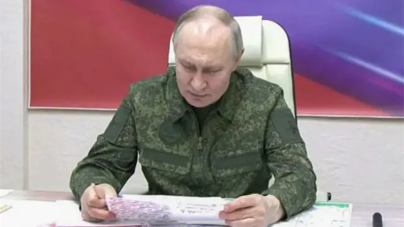 El mundo se para cuándo Putin se viste de uniforme