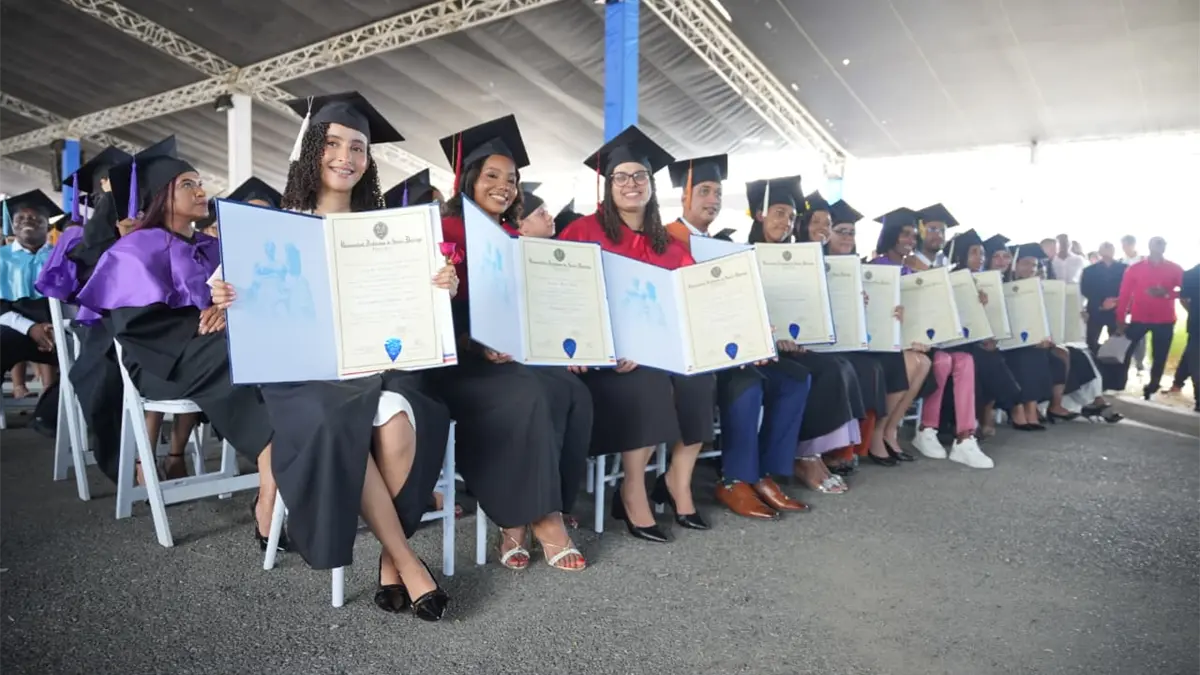 UASD inviste 2,868 nuevos profesionales en graduación regional del Sur