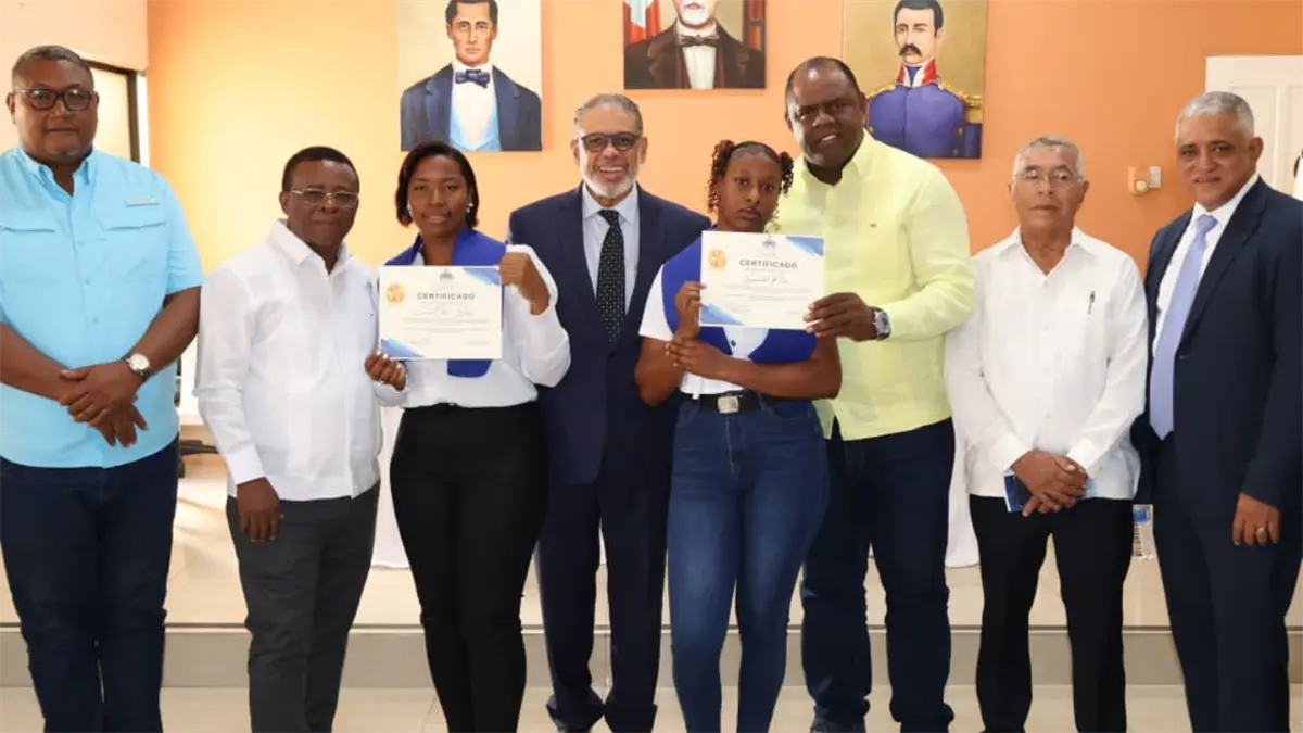 Desarrollo de la Comunidad capacita a jóvenes de Las Matas de Farfán en barbería y belleza