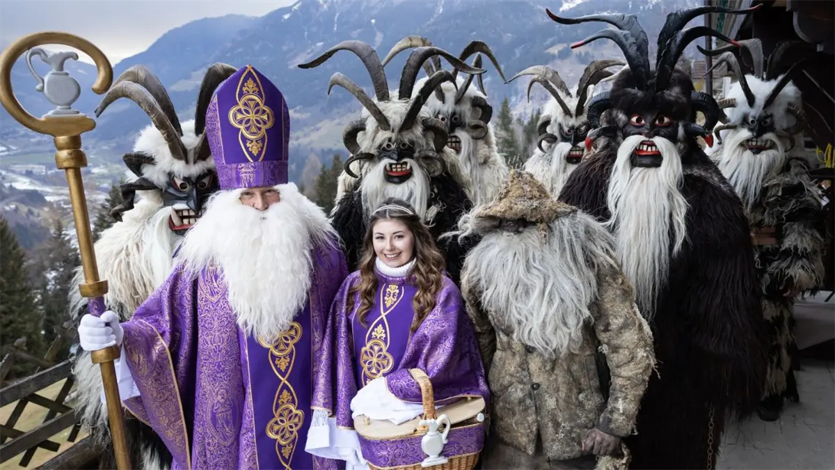 Krampus acompaña a San Nicolás en los Alpes en un desfile tradicional