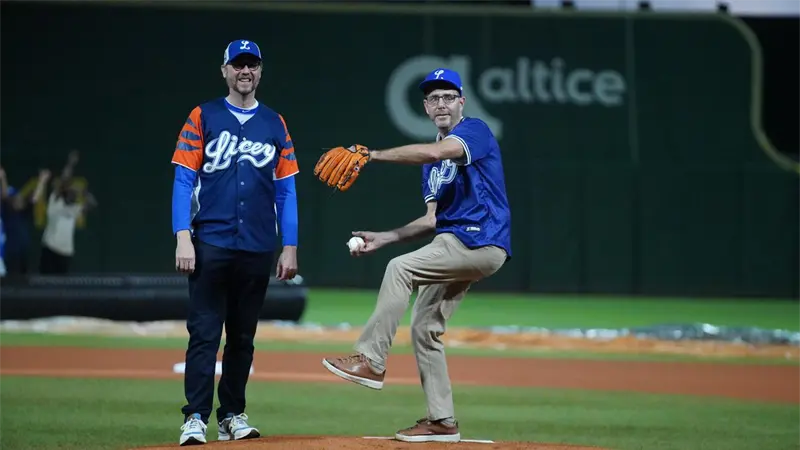 Consul General de Estados Unidos realiza lanzamiento de honor