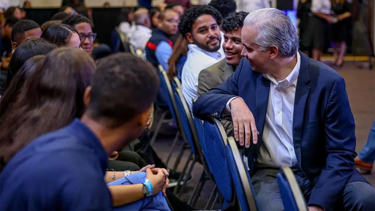Ministro de Educación afirma que el liderazgo juvenil es esencial para un desarrollo más justo