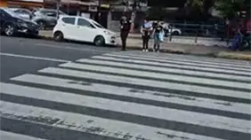 Transeúntes reclaman soluciones urgentes en la Kennedy con Leopoldo Navarro: piden semáforo o puente peatonal