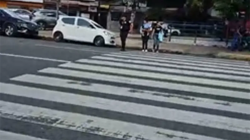 Transeúntes reclaman soluciones urgentes en la Kennedy con Leopoldo Navarro: piden semáforo o puente peatonal