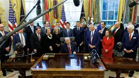 Trump revierte normas de Biden que buscan impulsar los carros el&eacute;ctricos a los de gasolina