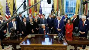 Trump revierte normas de Biden que buscan impulsar los carros eléctricos a los de gasolina