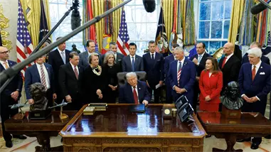 Trump revierte normas de Biden que buscan impulsar los carros eléctricos a los de gasolina