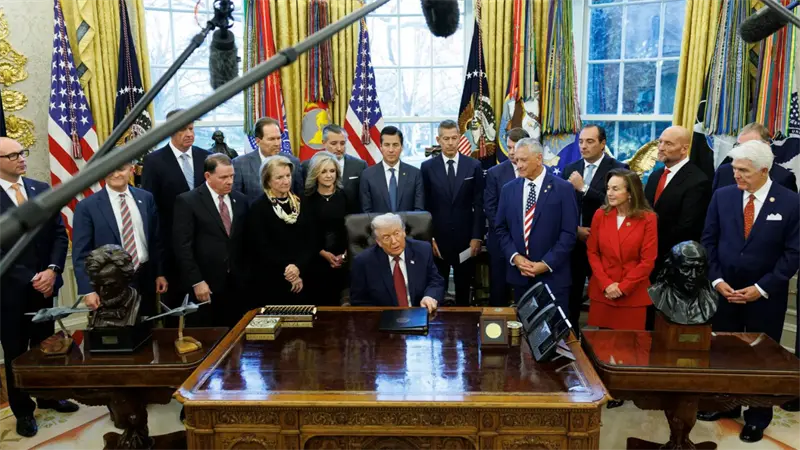 Trump revierte normas de Biden que buscan impulsar los carros eléctricos a los de gasolina