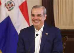 Abinader comparte almuerzo navideño con comunitarios en San Carlos