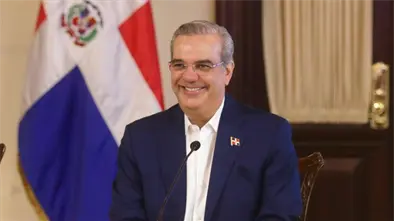 Abinader comparte almuerzo navideño con comunitarios en San Carlos