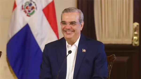 Abinader comparte almuerzo navideño con comunitarios en San Carlos