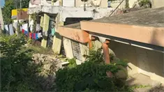 Viviendas a punto de colapsar por deslizamiento de tierra en San Francisco de Macorís