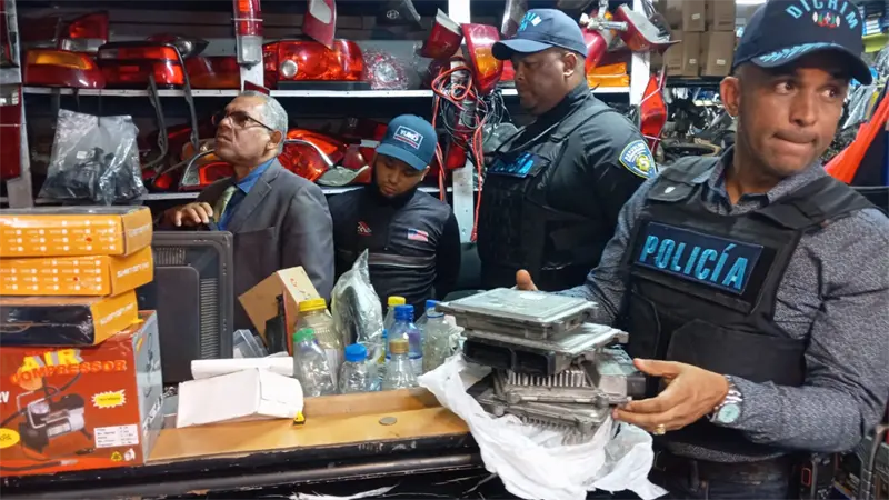 Tres detenidos y 130 evidencias incautadas tras allanamiento en Villa Agrícola