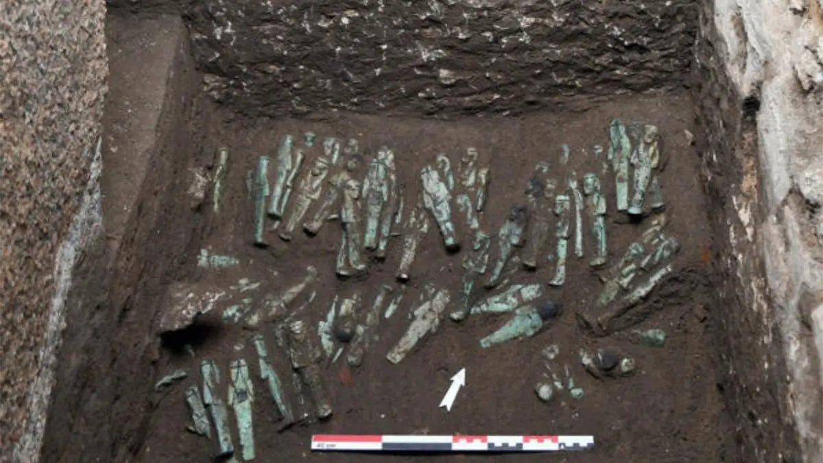 Misión francesa descubre estatuillas funerarias tumba Osorkon II en Egipto.