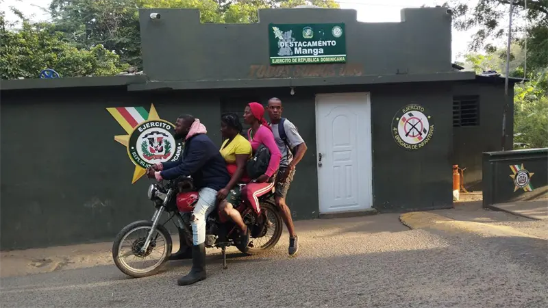 Ejército detiene motocicletas que transportaban indocumentados  en Santiago Rodríguez y Montecristi