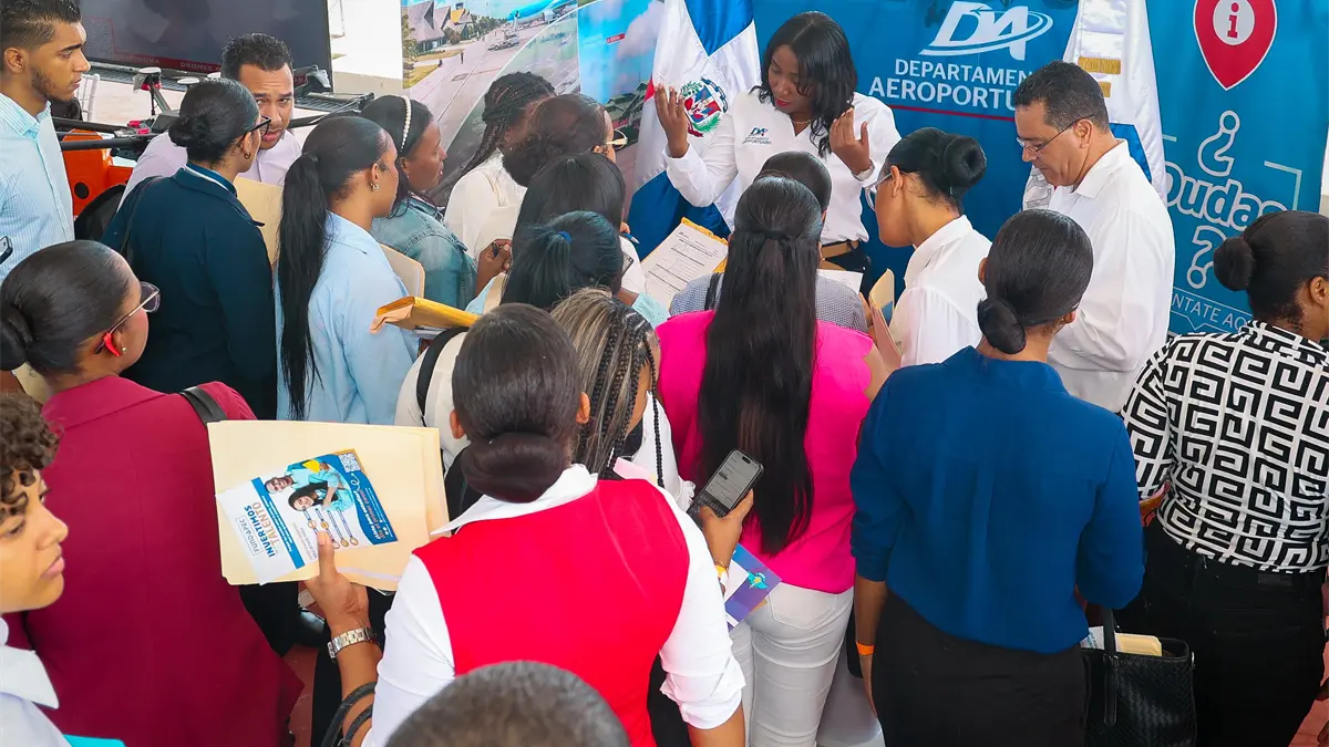 Departamento Aeroportuario recibe solicitudes de jóvenes en cuarta feria de empleo del sector aeronáutico